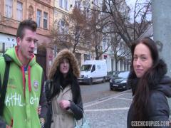 Tournage porno improvisé avec un jeune couple rencontré dans la rue