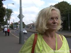 Vieille pute blonde baisée dehors