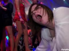 Une fiesta pour sucer des bites entre copines
