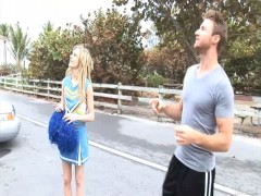 Kelly klass une magnifique pompom girl qui aime la bite