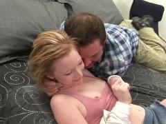 Alexa lynn joue les cochonnes lors d une bonne baise en trio